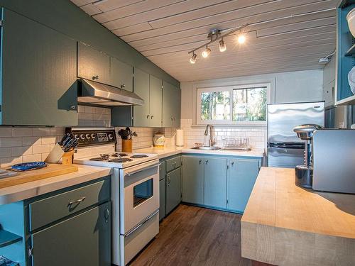 9224 Ardmore Dr, North Saanich, BC - Indoor Photo Showing Kitchen With Double Sink