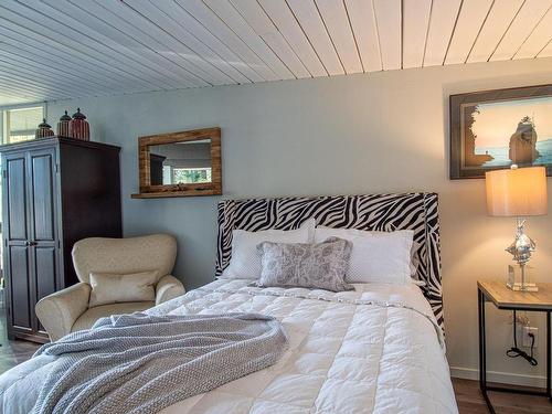 9224 Ardmore Dr, North Saanich, BC - Indoor Photo Showing Bedroom