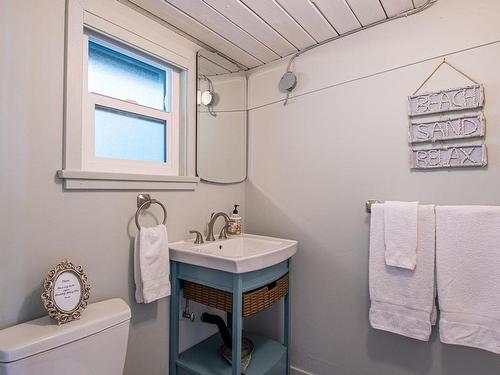 9224 Ardmore Dr, North Saanich, BC - Indoor Photo Showing Bathroom