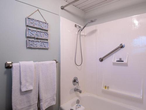 9224 Ardmore Dr, North Saanich, BC - Indoor Photo Showing Bathroom