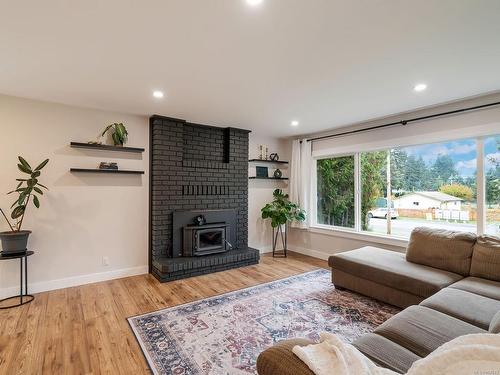 3513 Hallberg Rd, Nanaimo, BC - Indoor Photo Showing Living Room With Fireplace