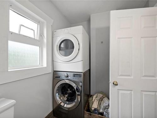 6301 Doumont Rd, Nanaimo, BC - Indoor Photo Showing Laundry Room