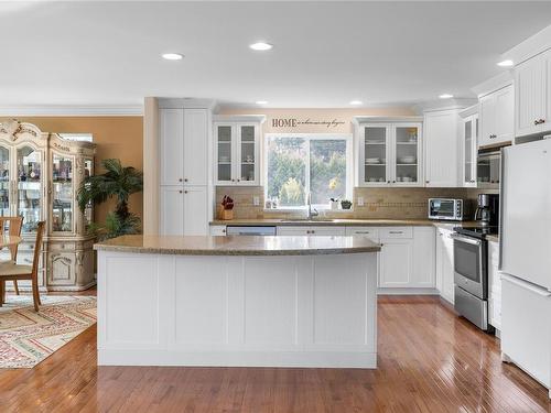 692 Abernathy Pl, Parksville, BC - Indoor Photo Showing Kitchen