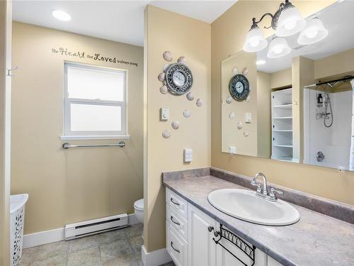 692 Abernathy Pl, Parksville, BC - Indoor Photo Showing Bathroom