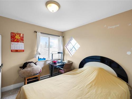 692 Abernathy Pl, Parksville, BC - Indoor Photo Showing Bedroom