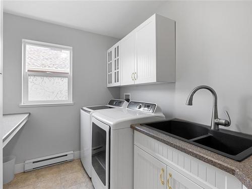 692 Abernathy Pl, Parksville, BC - Indoor Photo Showing Laundry Room