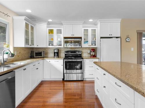 692 Abernathy Pl, Parksville, BC - Indoor Photo Showing Kitchen With Double Sink