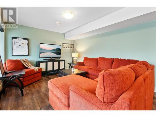 4400 Mclean Creek Road Unit# 201, Penticton, BC - Indoor Photo Showing Living Room