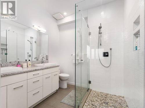 9940 Cathedral Drive, Silver Star, BC - Indoor Photo Showing Bathroom