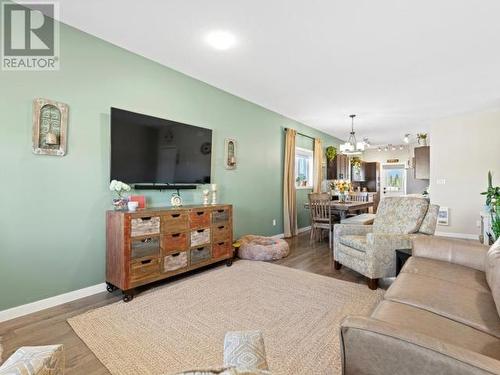 47 Iskoot Crescent, Whitehorse, YT - Indoor Photo Showing Living Room