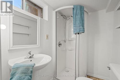 107 Eastwood Ave, Toronto, ON - Indoor Photo Showing Bathroom