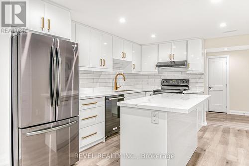 135 Church St N, New Tecumseth, ON - Indoor Photo Showing Kitchen With Upgraded Kitchen