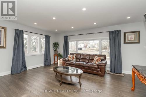 135 Church St N, New Tecumseth, ON - Indoor Photo Showing Living Room