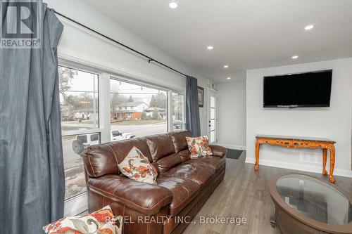 135 Church St N, New Tecumseth, ON - Indoor Photo Showing Living Room With Fireplace