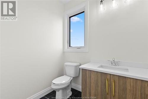 325 Benson, Amherstburg, ON - Indoor Photo Showing Bathroom