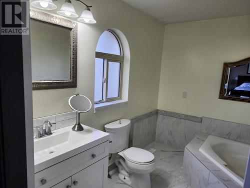 627 Grandview Bench Road Se, Salmon Arm, BC - Indoor Photo Showing Bathroom