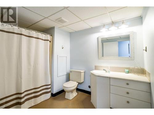 627 Grandview Bench Road Se, Salmon Arm, BC - Indoor Photo Showing Bathroom