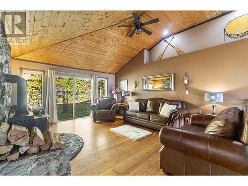 627 Grandview Bench Road Se, Salmon Arm, BC - Indoor Photo Showing Living Room