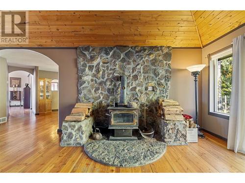627 Grandview Bench Road Se, Salmon Arm, BC - Indoor With Fireplace