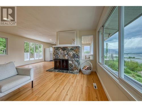 1681 28Th Avenue Ne, Salmon Arm, BC - Indoor Photo Showing Living Room With Fireplace