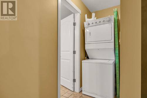 933 Bernard Avenue, Kelowna, BC - Indoor Photo Showing Laundry Room