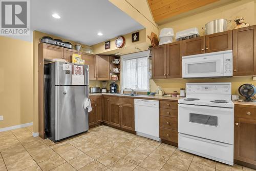933 Bernard Avenue, Kelowna, BC - Indoor Photo Showing Kitchen With Double Sink