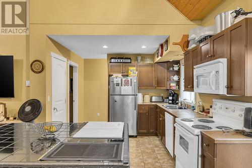 933 Bernard Avenue, Kelowna, BC - Indoor Photo Showing Kitchen With Double Sink