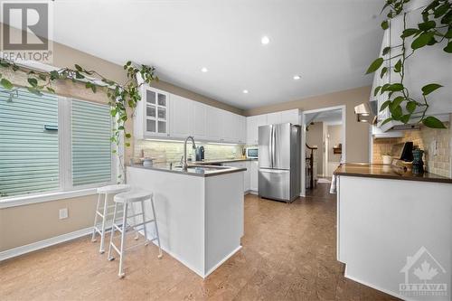 28 Sherring Crescent, Kanata, ON - Indoor Photo Showing Kitchen
