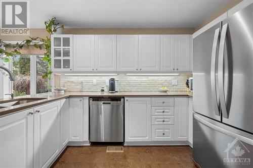28 Sherring Crescent, Kanata, ON - Indoor Photo Showing Kitchen With Upgraded Kitchen