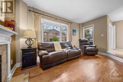 28 Sherring Crescent, Kanata, ON - Indoor Photo Showing Living Room