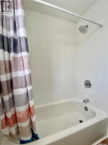 68 Irwin Avenue, Yorkton, SK - Indoor Photo Showing Bathroom