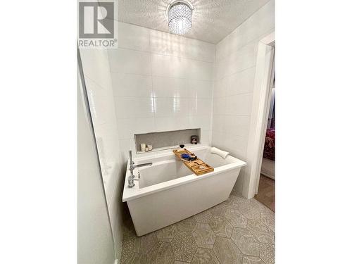 815 11Th Avenue Unit# 4, Keremeos, BC - Indoor Photo Showing Bathroom