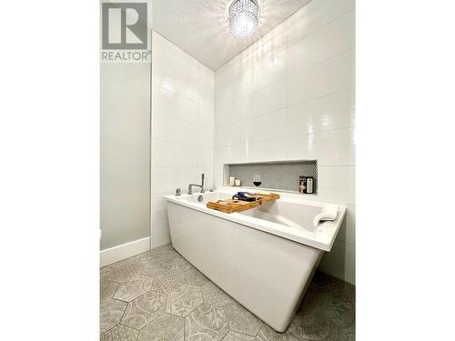 815 11Th Avenue Unit# 4, Keremeos, BC - Indoor Photo Showing Bathroom