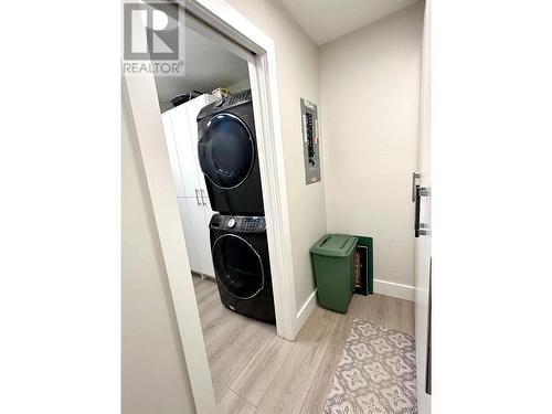815 11Th Avenue Unit# 4, Keremeos, BC - Indoor Photo Showing Laundry Room