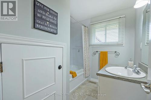 309 Burlington Crescent, London, ON - Indoor Photo Showing Bathroom
