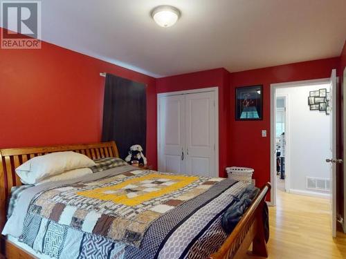 5930 Mowat Ave, Powell River, BC - Indoor Photo Showing Bedroom