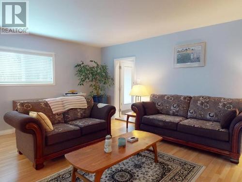 5930 Mowat Ave, Powell River, BC - Indoor Photo Showing Living Room