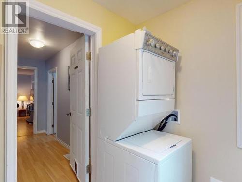 5930 Mowat Ave, Powell River, BC - Indoor Photo Showing Laundry Room