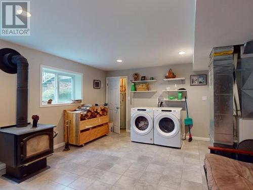 5930 Mowat Ave, Powell River, BC - Indoor Photo Showing Laundry Room