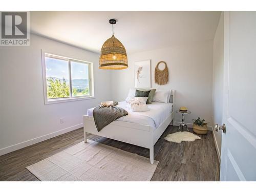 1671 Lindsay Drive, Kelowna, BC - Indoor Photo Showing Bedroom
