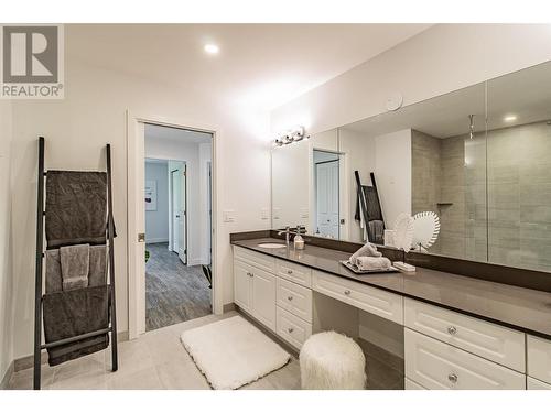 1671 Lindsay Drive, Kelowna, BC - Indoor Photo Showing Bathroom