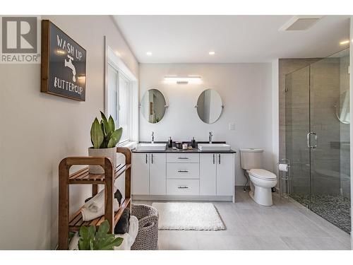 1671 Lindsay Drive, Kelowna, BC - Indoor Photo Showing Bathroom