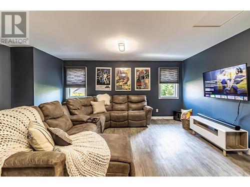 1671 Lindsay Drive, Kelowna, BC - Indoor Photo Showing Living Room