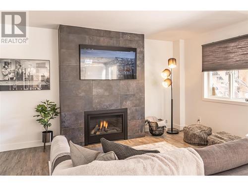 1671 Lindsay Drive, Kelowna, BC - Indoor Photo Showing Living Room With Fireplace