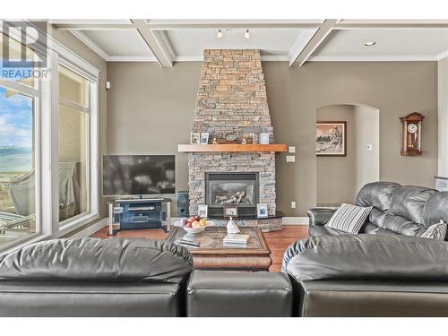 520 Whitecourt Place, Vernon, BC - Indoor Photo Showing Living Room With Fireplace