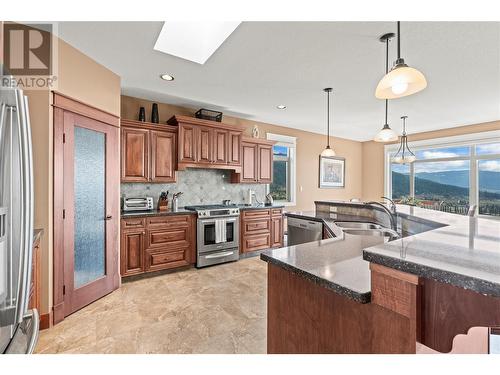 520 Whitecourt Place, Vernon, BC - Indoor Photo Showing Kitchen With Double Sink With Upgraded Kitchen