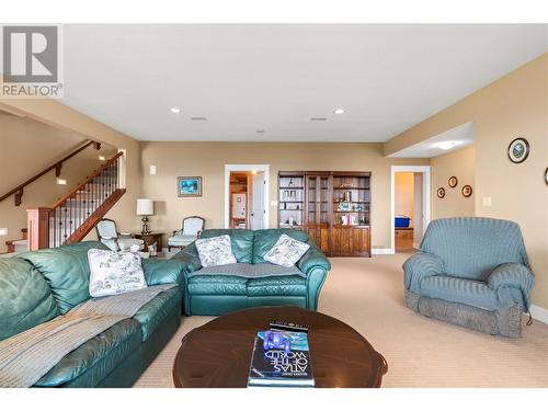 520 Whitecourt Place, Vernon, BC - Indoor Photo Showing Living Room