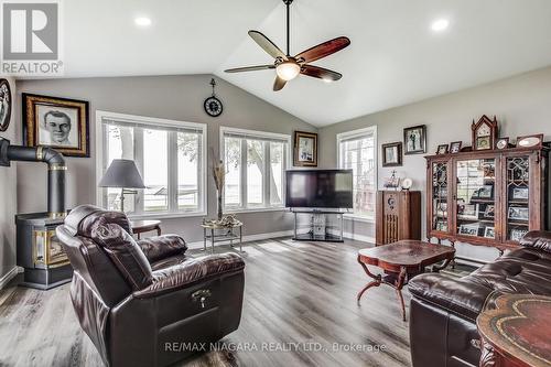 12281 Lakeshore Road, Wainfleet, ON - Indoor Photo Showing Living Room