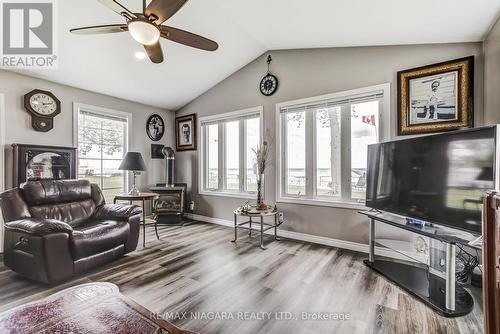 12281 Lakeshore Road, Wainfleet, ON - Indoor Photo Showing Living Room