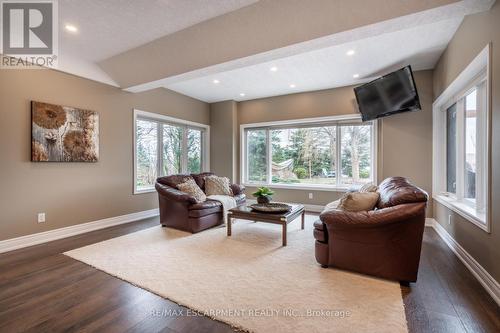 5 Maryheather Cres, Hamilton, ON - Indoor Photo Showing Living Room